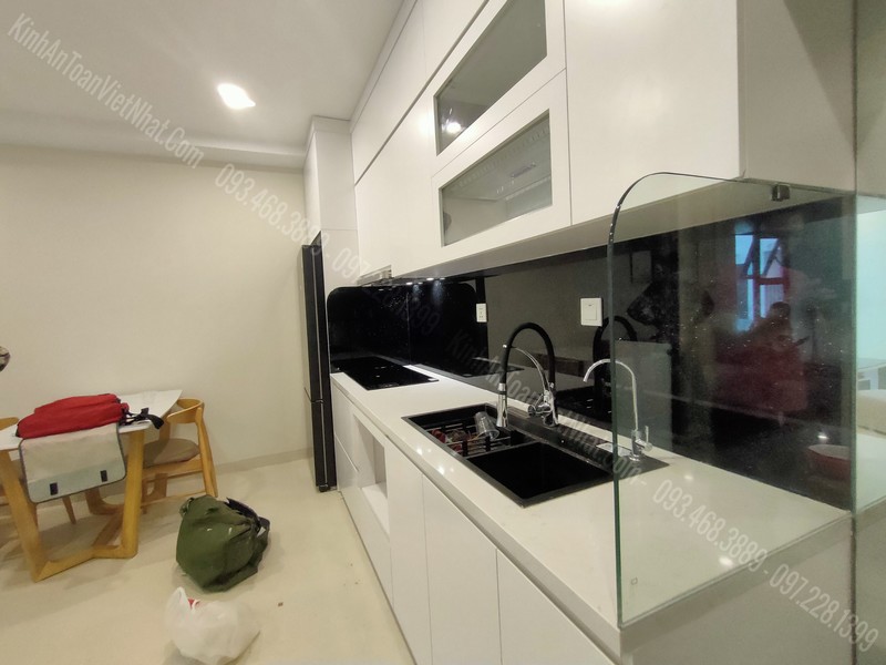 Mẫu Kính Chịu Nhiệt Nhà Bếp Đen Kim Sa Đẹp