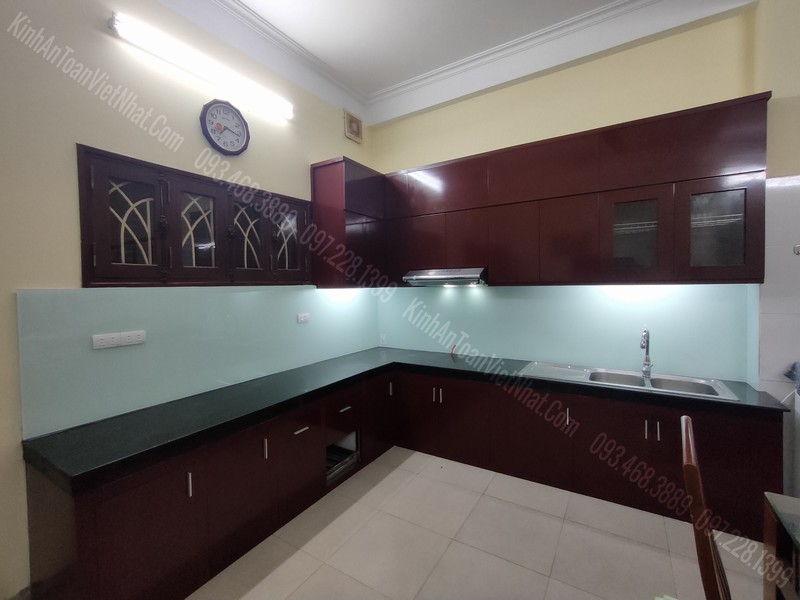 Mẫu Kính Dán Tường Bếp Màu Trắng Sữa Đẹp