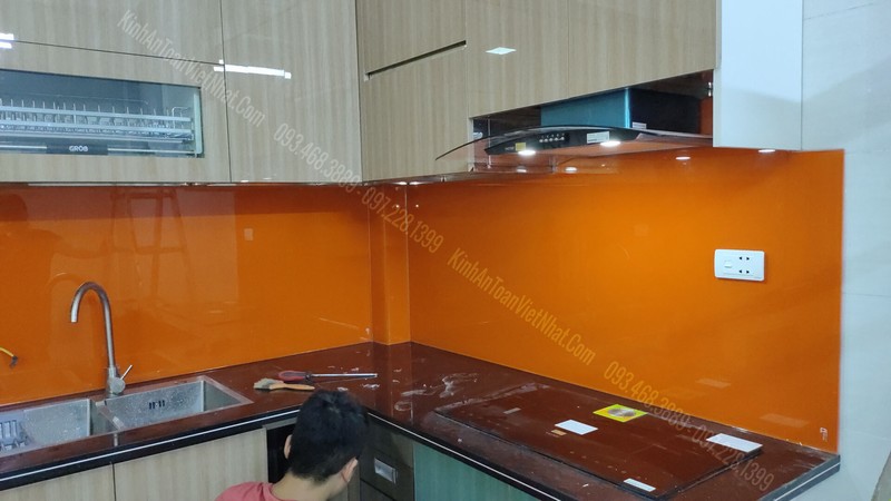 Mẫu Kính Màu Ốp Bếp Cam Vàng Đẹp