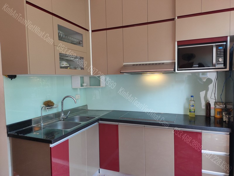 Mẫu Kính Bếp Màu Trắng Xanh - Kính Màu Ốp Bếp Giá Bao Nhiêu ?