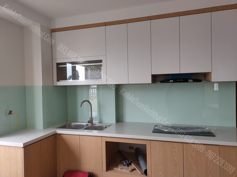Mẫu Kính Màu Ốp Bếp Hải Long Màu Trắng Xanh