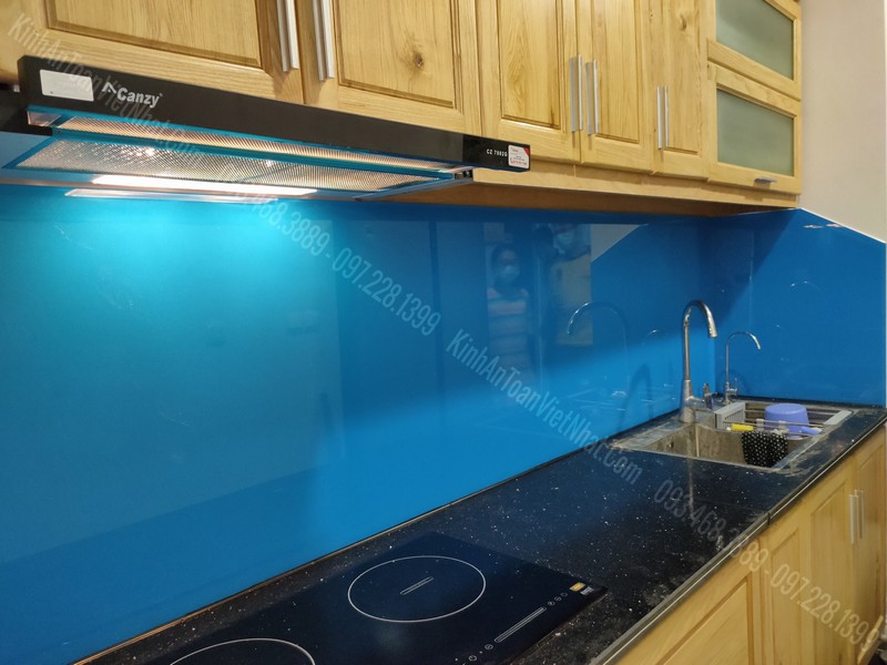 Mẫu Kính Màu Ốp Bếp Việt Nhật Màu Xanh Dương Đẹp