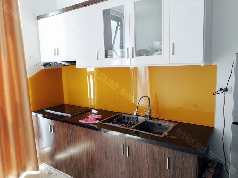 Mẫu Kính Màu Ốp Tường Bếp Màu Vàng Thư (TGC)