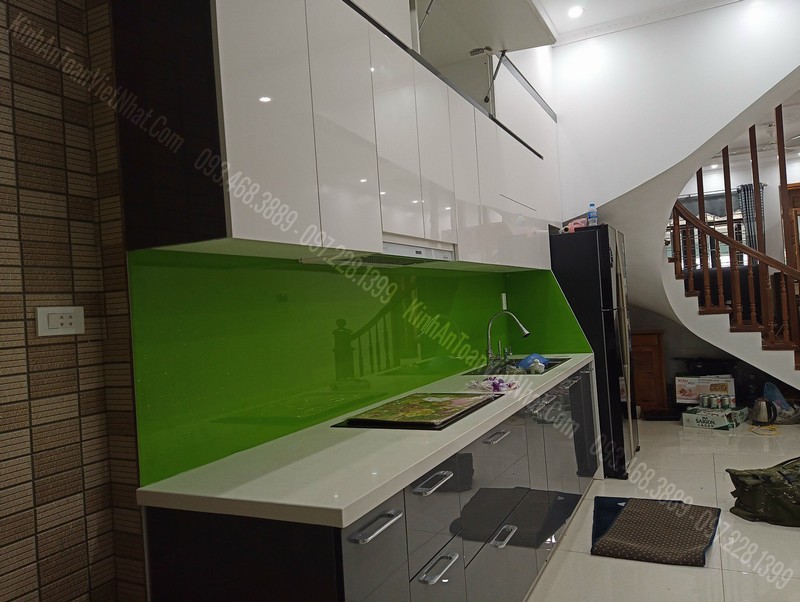Mẫu Kính Nhà Bếp Màu Xanh Non Kim Sa Đẹp