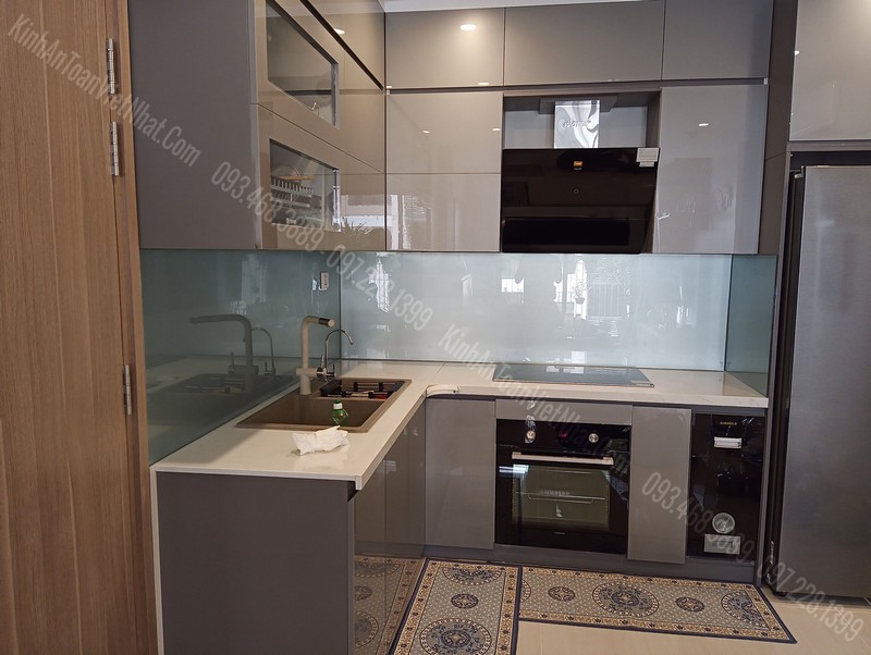 Mẫu Kính Ốp Bếp 8mm Màu Nhũ Bạc Đẹp