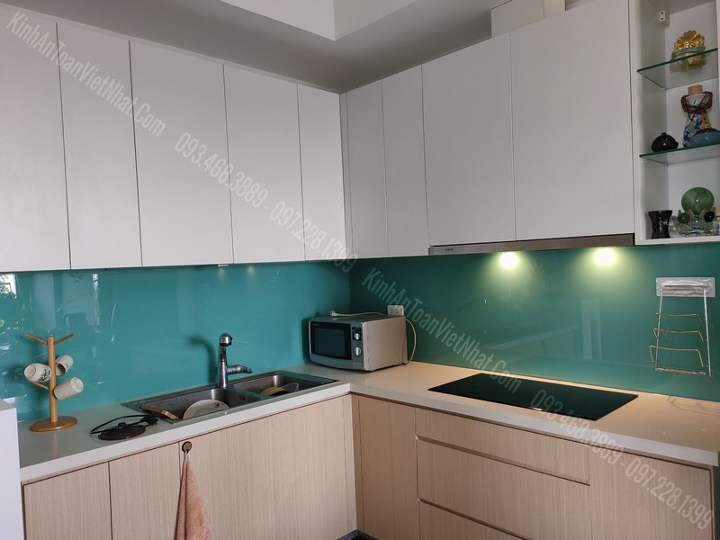 Mẫu Kính Ốp Bếp Đẹp Màu Xanh Ngọc