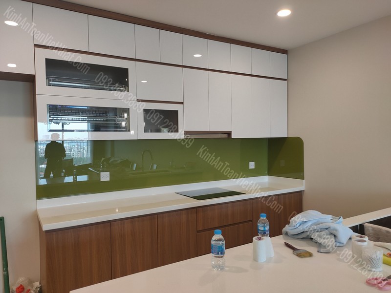 Mẫu Kính Ốp Bếp Giá Rẻ Màu Vàng Sữa