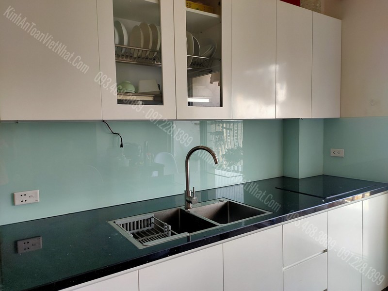 Mẫu Kính Ốp Nhà Bếp Màu Trắng Xanh