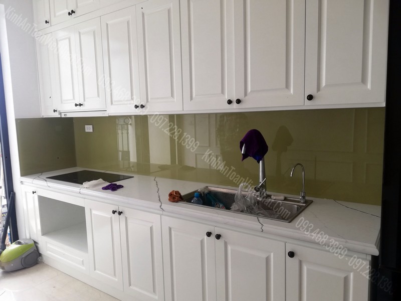 Mẫu Kính Ốp Tường Tủ Bếp Màu Nhũ Be