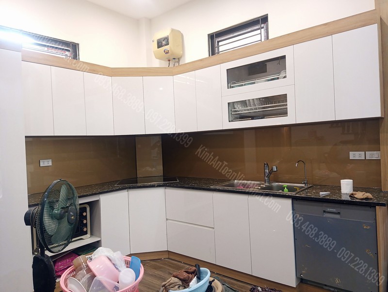 Mẫu Kính Ốp Bếp Đẹp Màu Nhũ Vàng