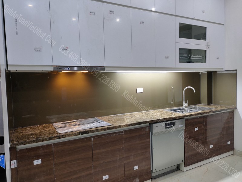 Mẫu Kính Ốp Bếp Màu Nhũ Vàng Sáng - Mua Kính Ốp Bếp Ở Đâu ?