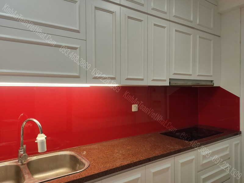 Mẫu Ốp Tường Bếp Bằng Kính Màu Đỏ Tươi