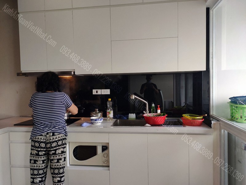 Mẫu Kính Ốp Tường Bếp Màu Đen
