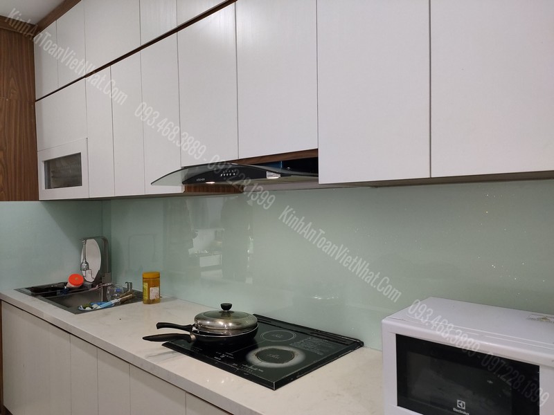 Báo Giá Kính Màu Ốp Bếp Trắng Sữa Đẹp