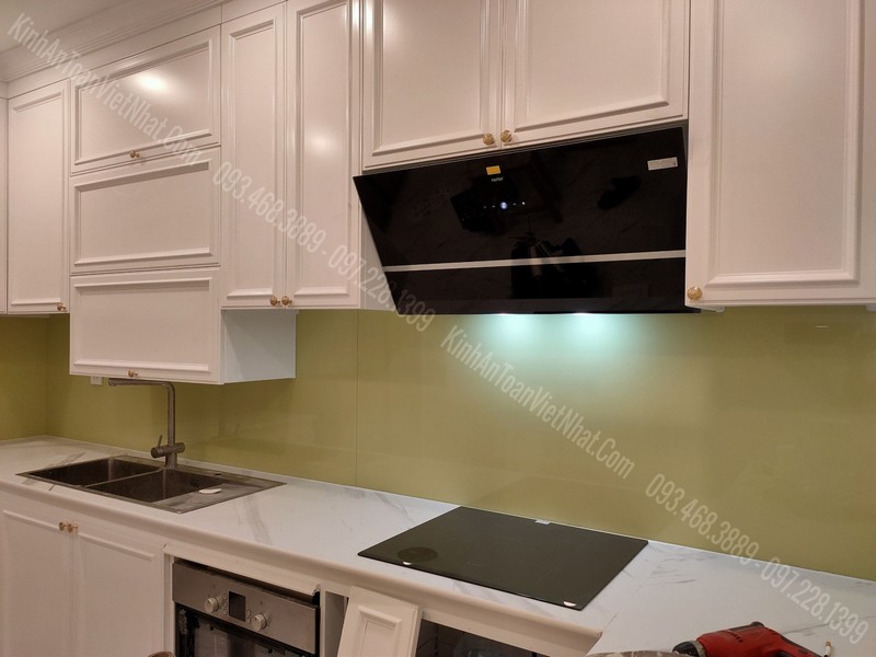 Các Loại Kính Ốp Bếp Màu Kem Sữa