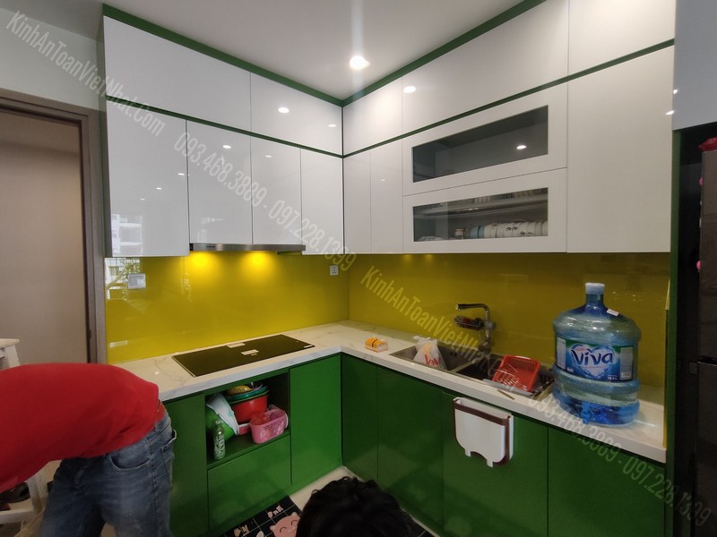 Cách Thi Công Kính Ốp Bếp Màu Vàng Chanh