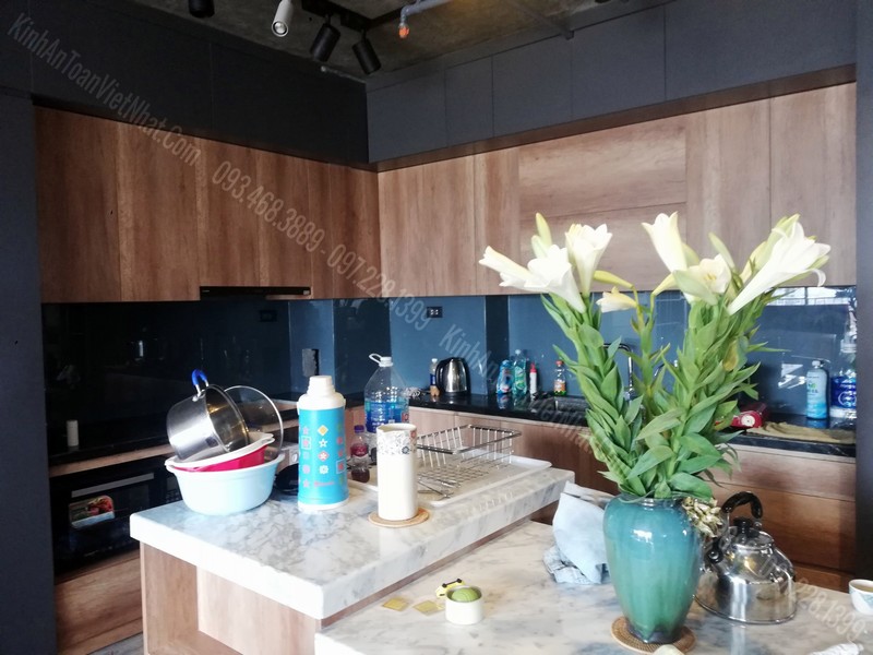 Mẫu Gạch Kính Ốp Bếp Màu Ghi