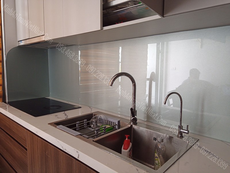 Mẫu Giá Kính Cường Lực 8mm Ốp Bếp Nhũ Bạc
