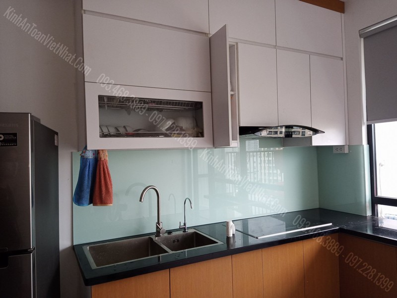 Giá Kính Bếp Kim Sa Màu Trắng Xanh