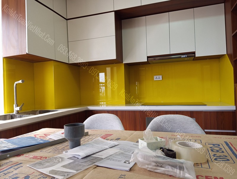 Giá Kính Cường Lực Ốp Bếp Màu Vàng Chanh