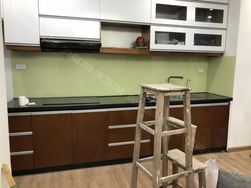 Giá Kính Màu Ốp Bếp Kem