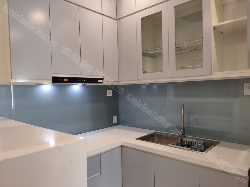 Giá Kính Ốp Bếp Màu Nhũ Xanh Lơ
