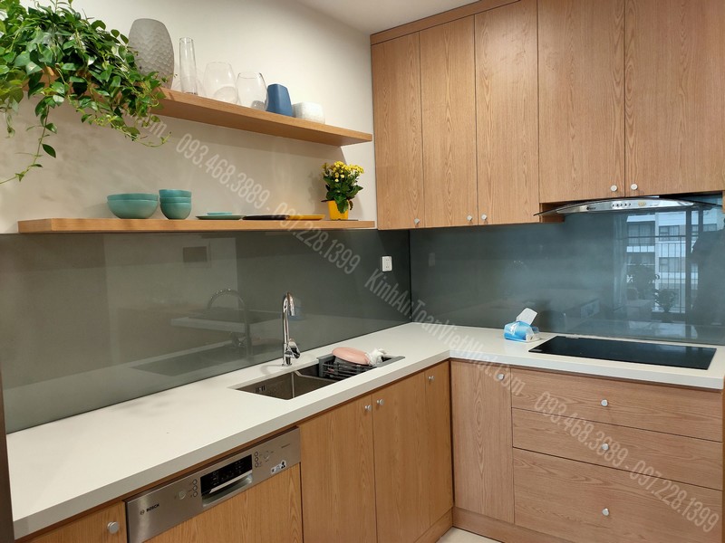 Giá Kính Ốp Tường Bếp Màu Nhũ Đồng