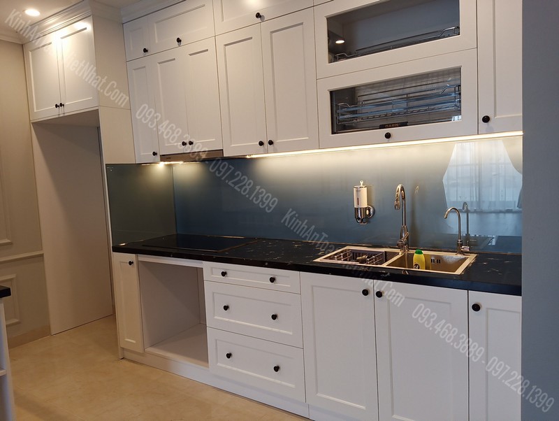 Mẫu Kiếng Ốp Bếp Màu Nhũ Xanh Lơ Đẹp