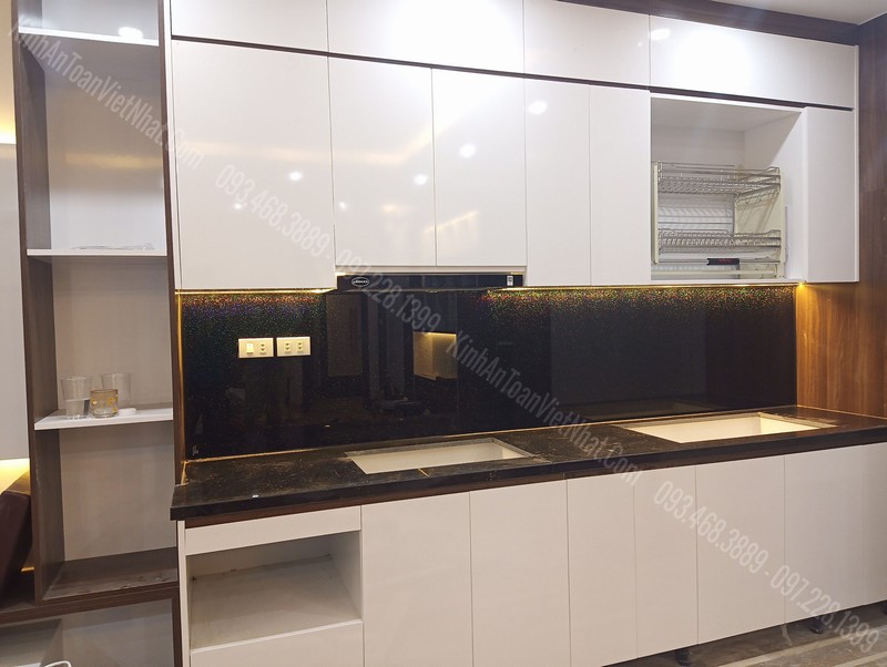 Giá Kính Bếp Kim Sa Đen
