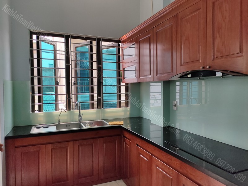 Mẫu Kính Ốp Bếp 8mm Trắng Xanh Đẹp