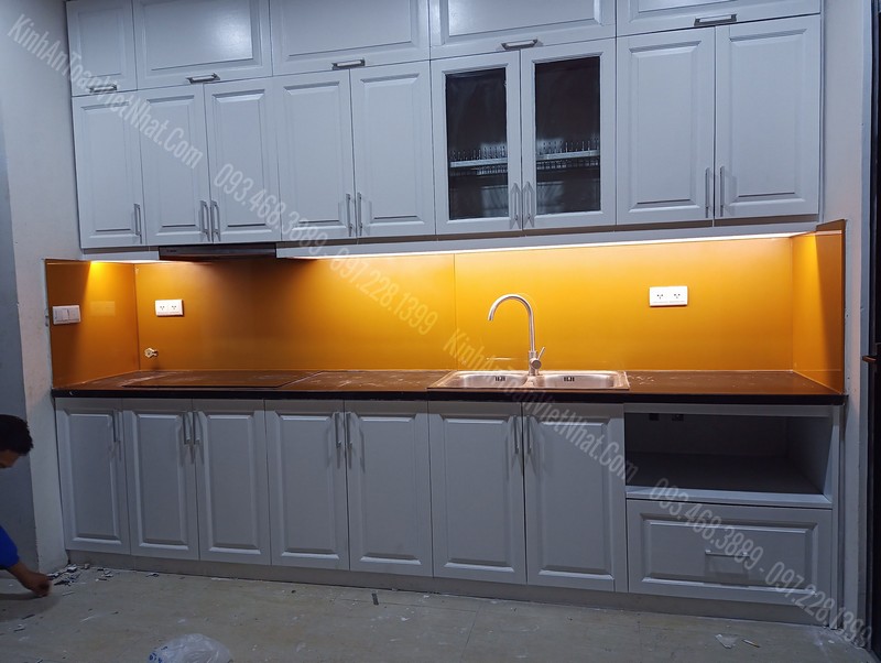 Mẫu Kiếng Ốp Bếp Màu Nhũ Cam Vàng