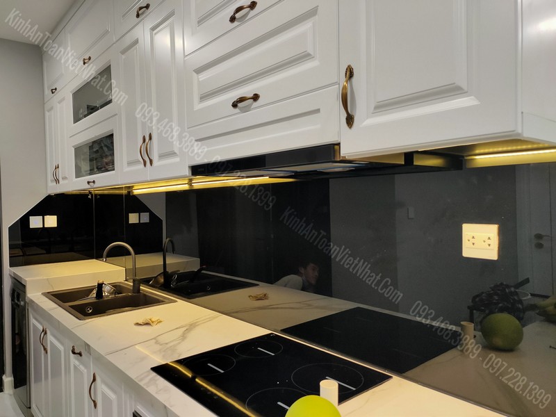 SP Kính Ốp Bếp Màu Đen