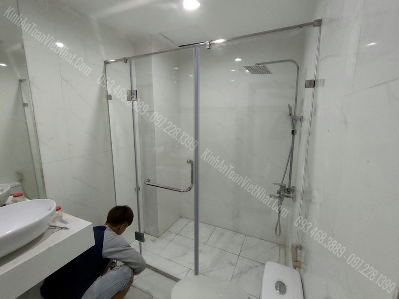 Cabin phòng tắm kính 180 độ: Không gian phòng tắm của bạn sẽ chuyển hóa hoàn toàn với cabin phòng tắm kính 180 độ. Cảm giác tắm sảng khoái cùng với kết cấu đẹp mắt, sang trọng đem đến cho bạn một trải nghiệm tuyệt vời.