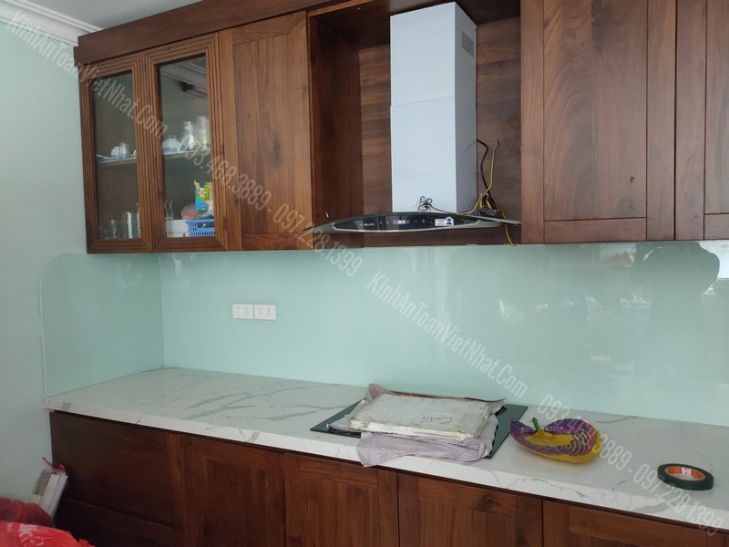 CTTB Kính Bếp Màu Trắng Xanh tại Mai Dịch - Cầu Giấy