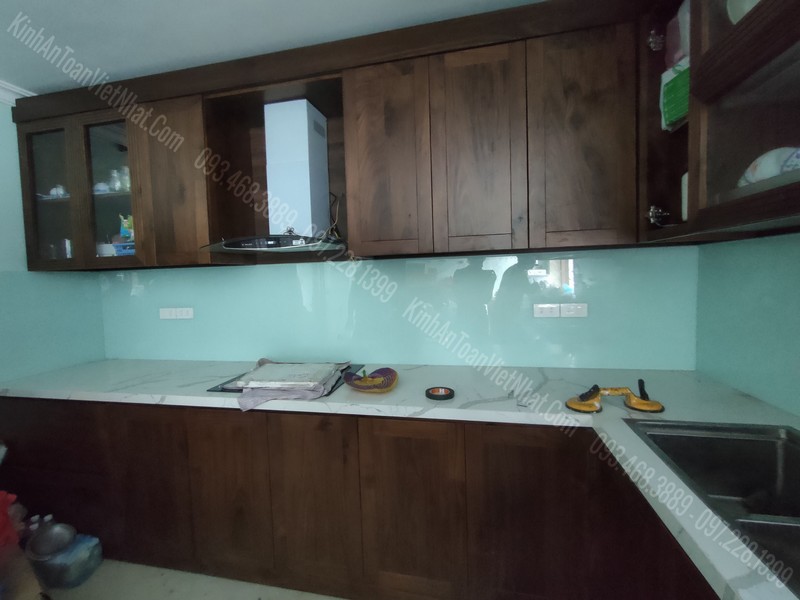 CTTB Kính Bếp Màu Trắng Xanh tại Mai Dịch - Cầu Giấy