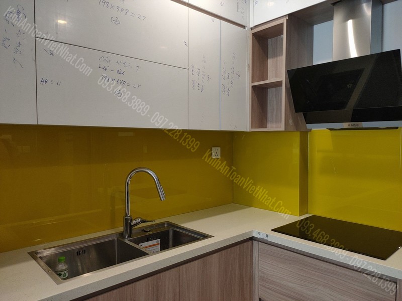 CTTB Kính Bếp Màu Vàng Chanh Đậm tại Quảng An - Tây Hồ
