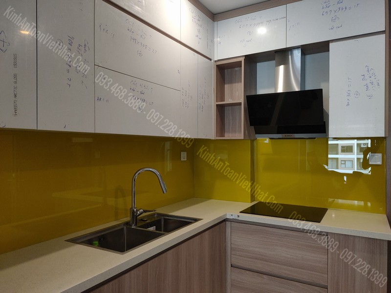 CTTB Kính Bếp Màu Vàng Chanh Đậm tại Quảng An - Tây Hồ