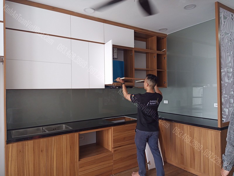 CTTB Kính Bếp Màu Nhũ Bạc tại Kiến Hưng - Hà Đông