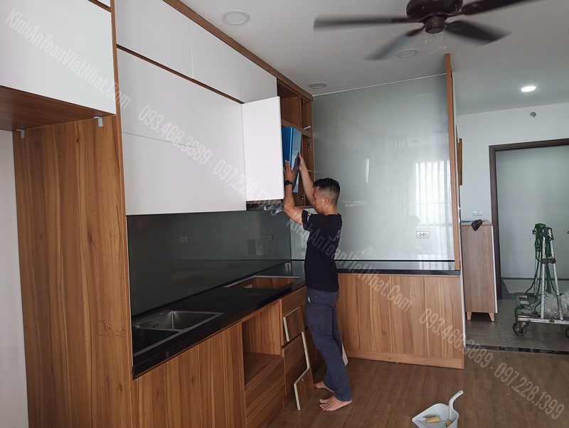 CTTB Kính Bếp Màu Nhũ Bạc tại Kiến Hưng - Hà Đông