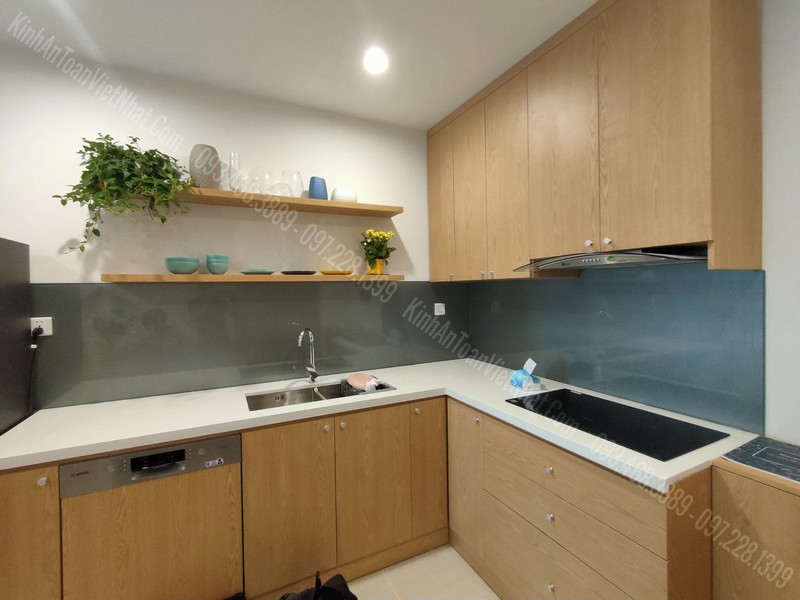 CTTB Kính Bếp Màu Nhũ Thiếc tại Bạch Đằng - Hai Bà Trưng