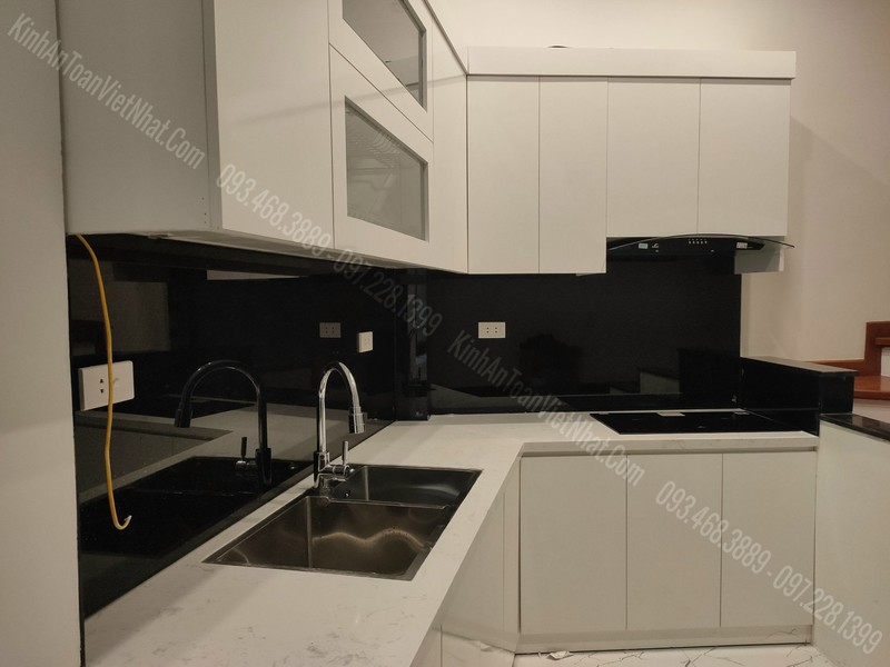 CTTB Kính Bếp Màu Đen Kim Sa tại La Khê - Hà Đông