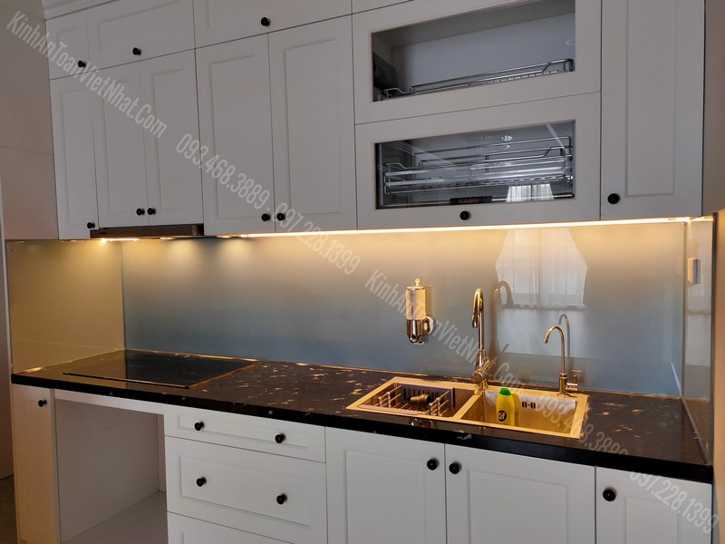 CTTB Kính Bếp Màu Nhũ Xanh Lơ tại Chương Dương - Hoàn Kiếm