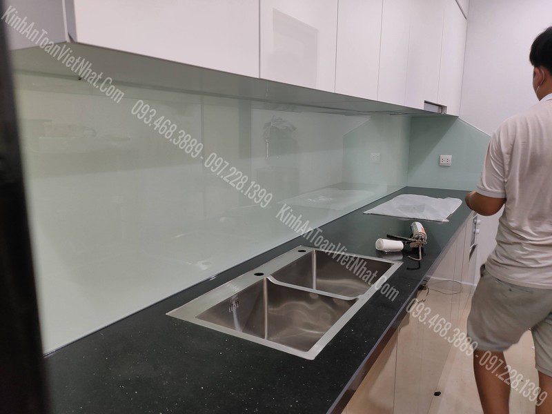 CTTB Kính Ốp Bếp Trắng Sữa lắp đặt tại Thượng Cát - Từ Liêm