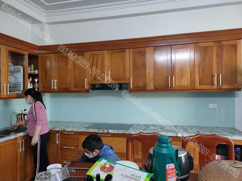 CTTB Kính Ốp Bếp Trắng Xanh lắp đặt tại Thanh Liệt - Thanh Trì