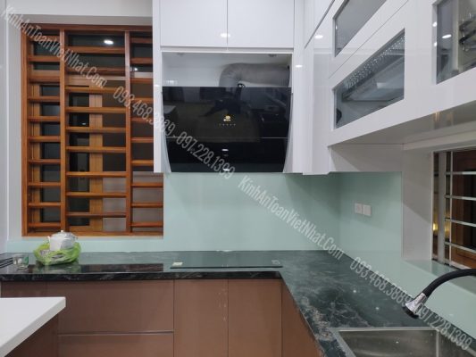 CTTB Kính Ốp Bếp Trắng Xanh thi công tại Liễu Dai - Ba Đình