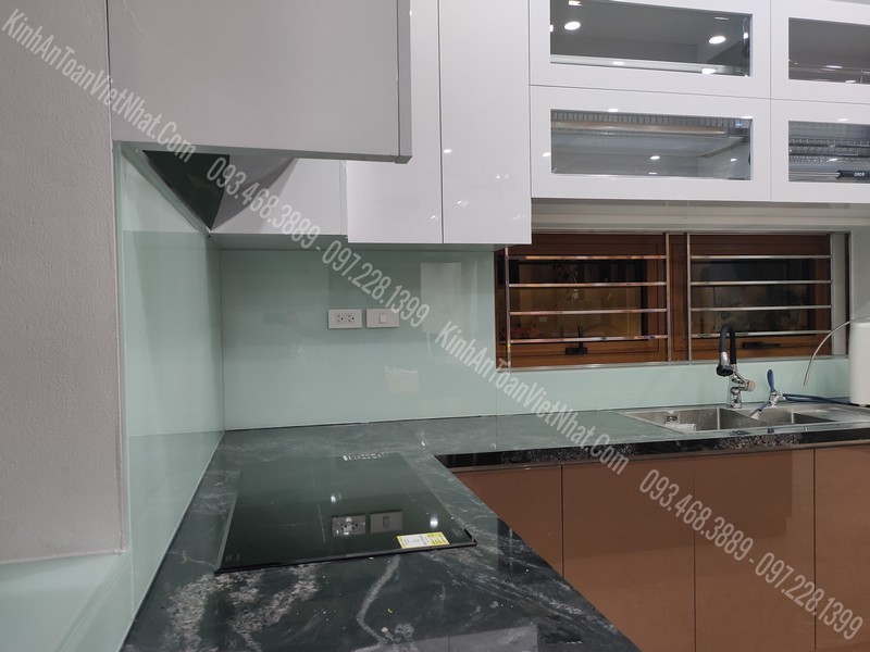 CTTB Kính Ốp Bếp Trắng Xanh thi công tại Liễu GIai - Ba Đình