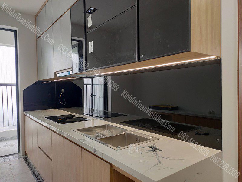 CTTB Kính Ốp Bếp Màu Đen thi công tại Việt Hưng - Long Biên 