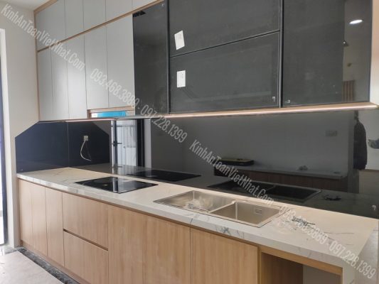 CTTB Kính Ốp Bếp Màu Đen thi công tại Việt Hưng - Long Biên