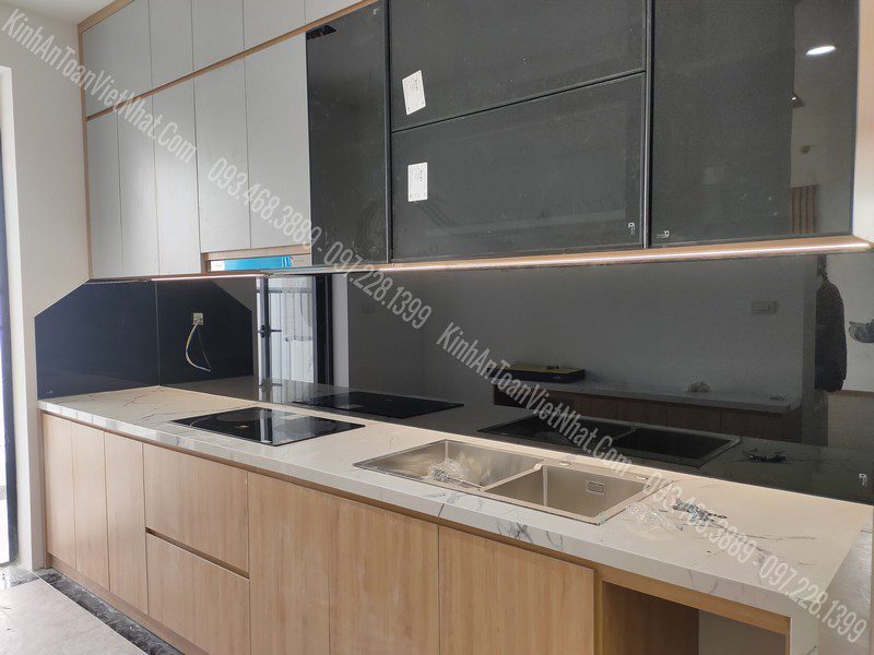CTTB Kính Ốp Bếp Màu Đen thi công tại Việt Hưng - Long Biên 