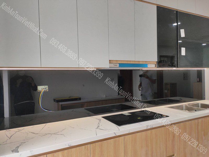 CTTB Kính Ốp Bếp Màu Đen thi công tại Việt Hưng - Long Biên 